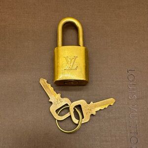 ✨🔐#325 AUTHENTIC LOUIS VUITTON PADLOCK + 2 KEYS ✨